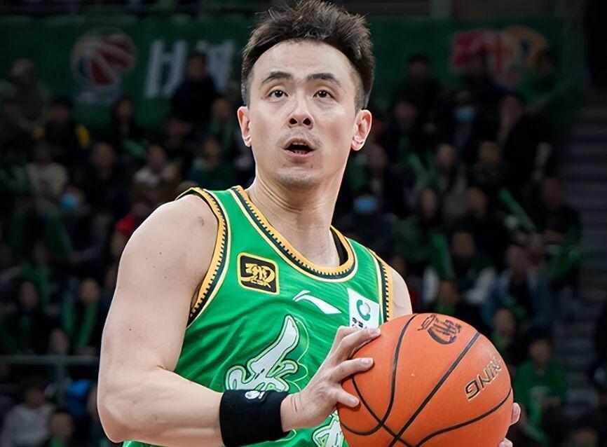 辽宁男篮赵继伟引球迷不满，广东前功勋外援再就业，四川官宣换帅