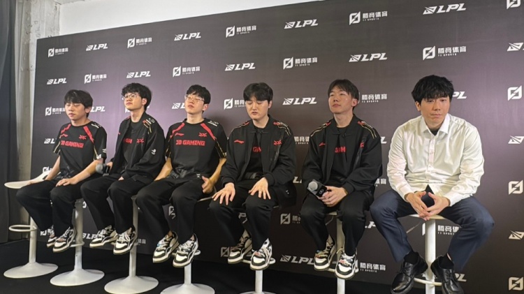 JDG赛后群访cvMax教练：对手整体BP做的不错第三把整体上有失误