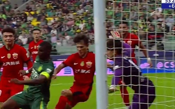 中超争议判罚！王燊超压哨踢人送点，媒体人不满：逃过红点套餐
