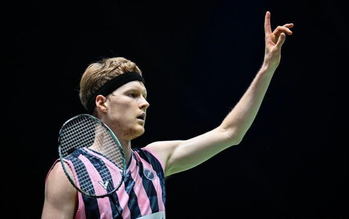 李诗沣12遭安东森逆转，无缘法国羽毛球公开赛男单决赛