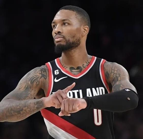 这就是杨瀚森的影响力！队记：利拉德在更衣室练习中文！