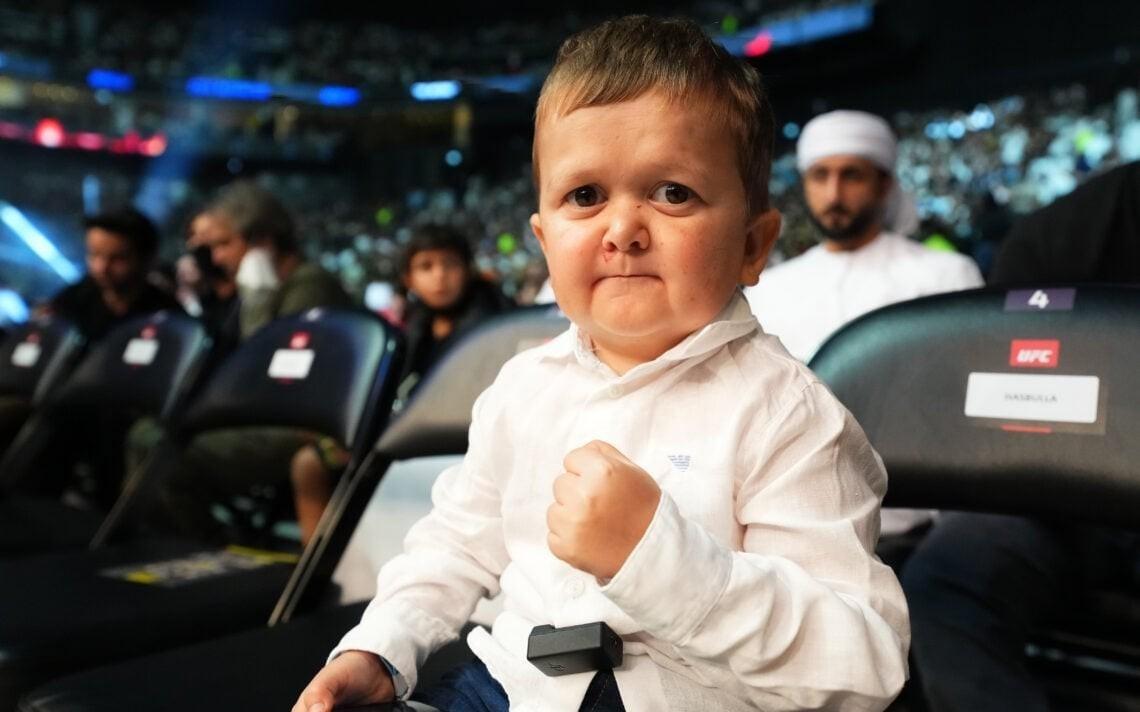 定了巴萨邀请侏儒网红月底到诺坎普观看与皇家社会的比赛