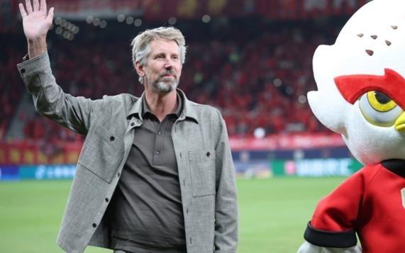 上海是冠军！申城职业足球包揽中超三连冠成定局，天空到底是红还是蓝