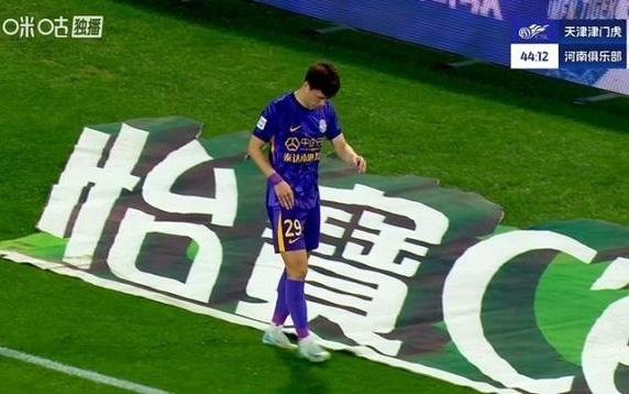 拉伤无法坚持，巴顿上半场尾声伤退，一