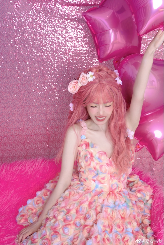 什么粉色系美少女！夏安晒照：粉色憨憨花絮先行