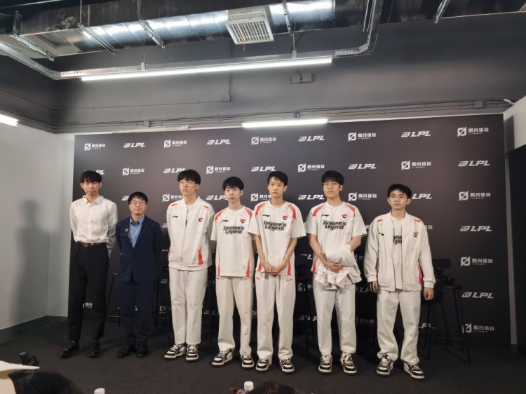 AL赛后群访教练：对阵TES时是全新的版本要花更多时间摸索适应