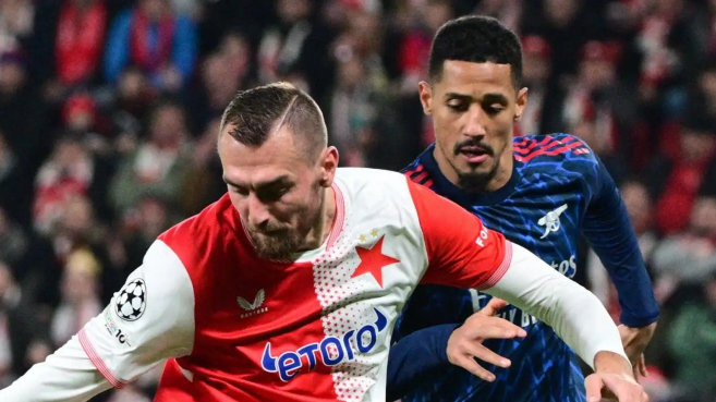 战术革新与钢铁防线：阿森纳欧冠四连胜背后的制胜逻辑