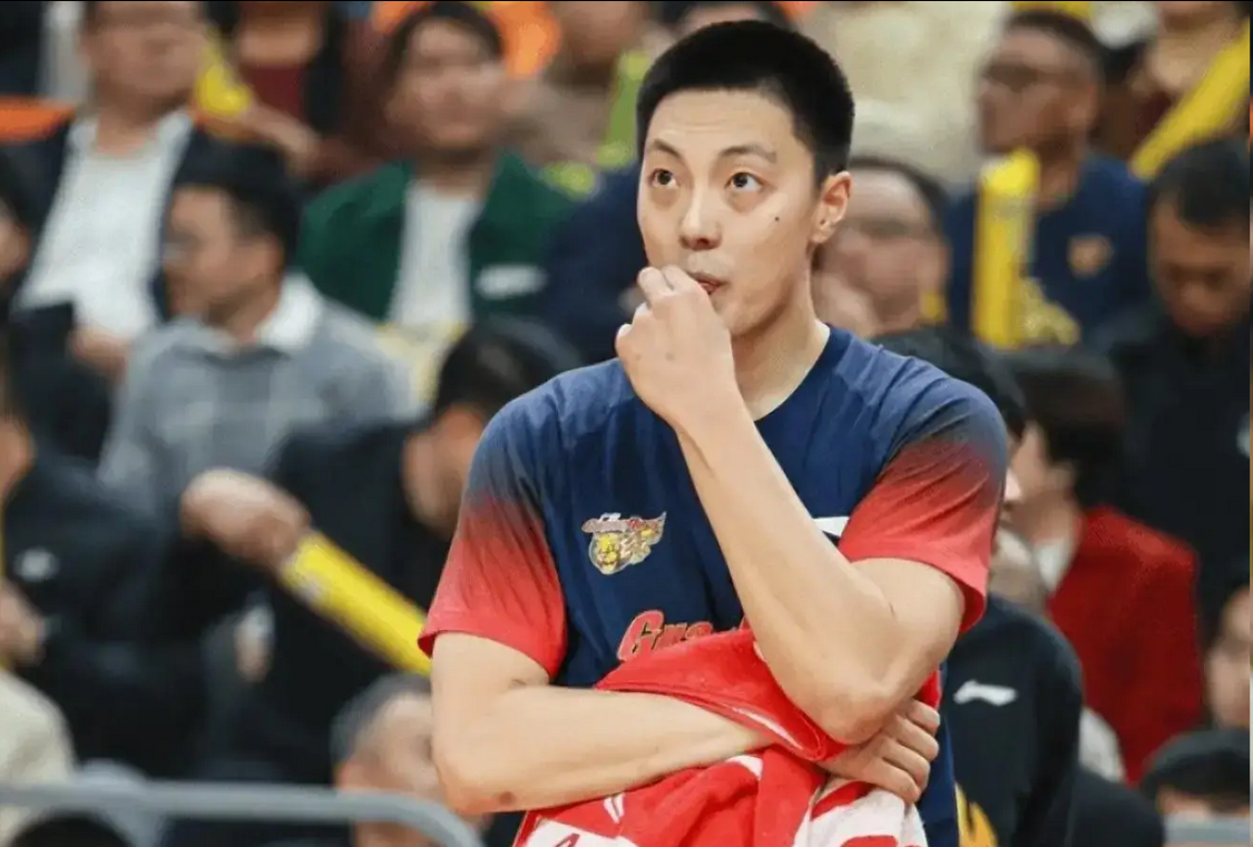 拿600万，25分钟得3分+正负值最低，球迷：全队负着你的重前行