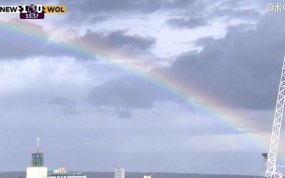 好运加持！沃尔特马德主场首秀破门后，镜头给到球场上空的彩虹