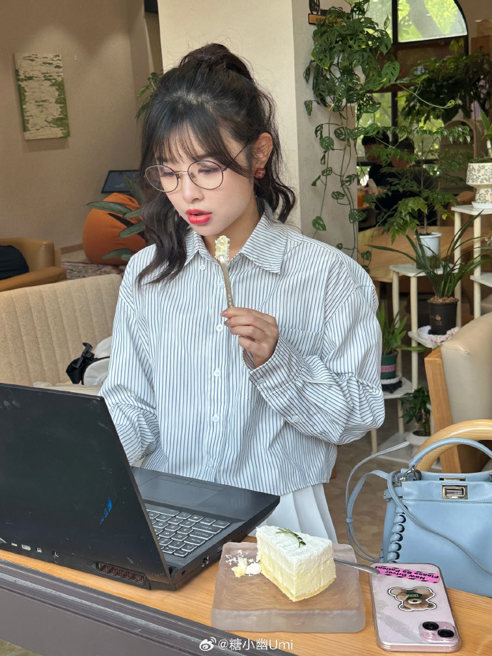 可爱辣妈！Doinb妻子糖小幽晒照：咖啡加冰，升职加薪！