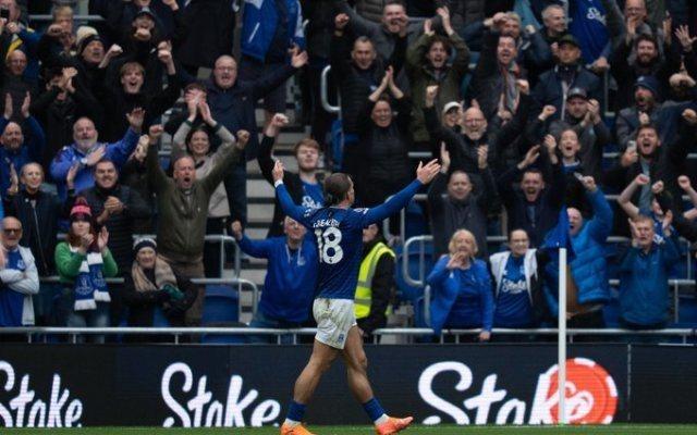 【英超】“摇子”绝杀，埃弗顿2比1老鹰