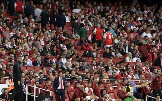 TA：球迷时常唱“英超真腐败”，表达对票价飞涨、联赛政策的不满