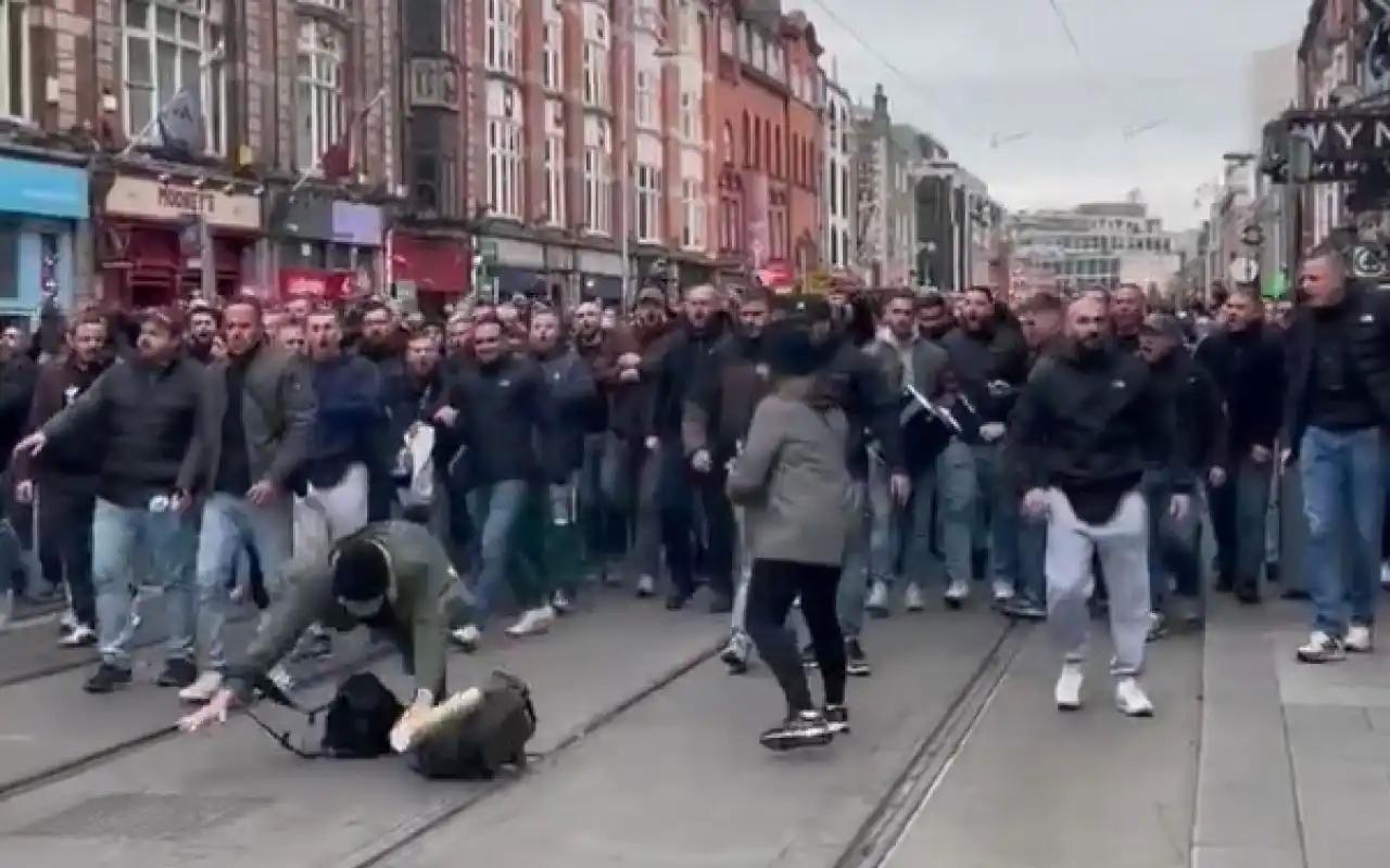 沙尔克官方谴责自家球迷暴力行为：友谊赛期间摄影师遭攻击&吐口水