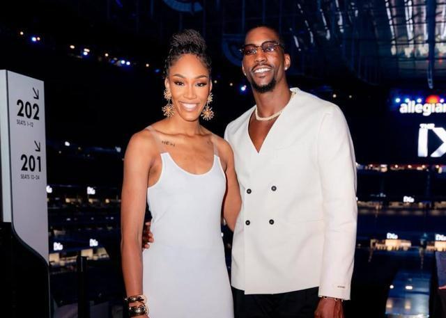 历史第一人！阿贾威尔逊四夺WNBAMVP，男友阿德巴约惊喜颁奖