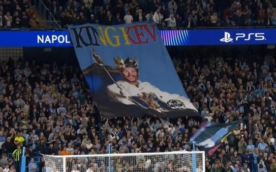 欢迎丁丁重回伊蒂哈德！球迷展示tifo：King凯文！