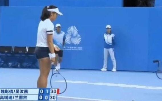 十五运会网球赛场出现“蟑螂”官方回应：是趋光夜行性飞蛾