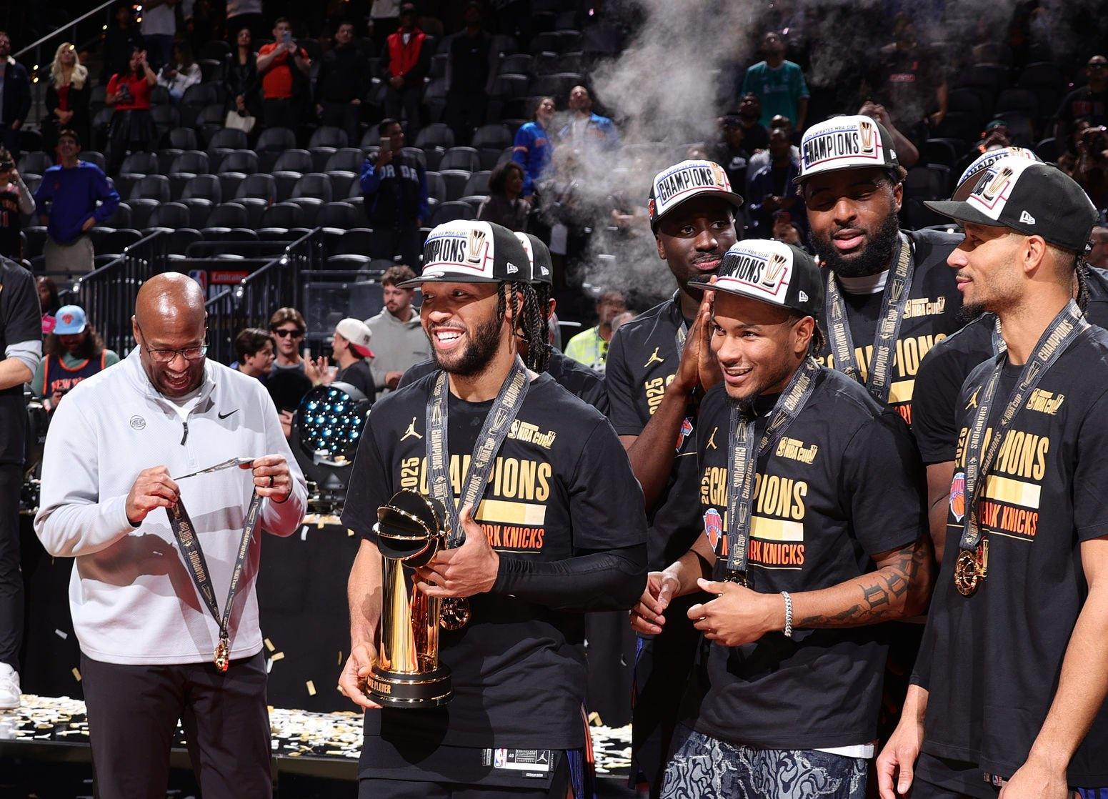 轰25+8夺冠！29岁纽约之王夺MVP扎心马刺：比肩詹皇字母哥