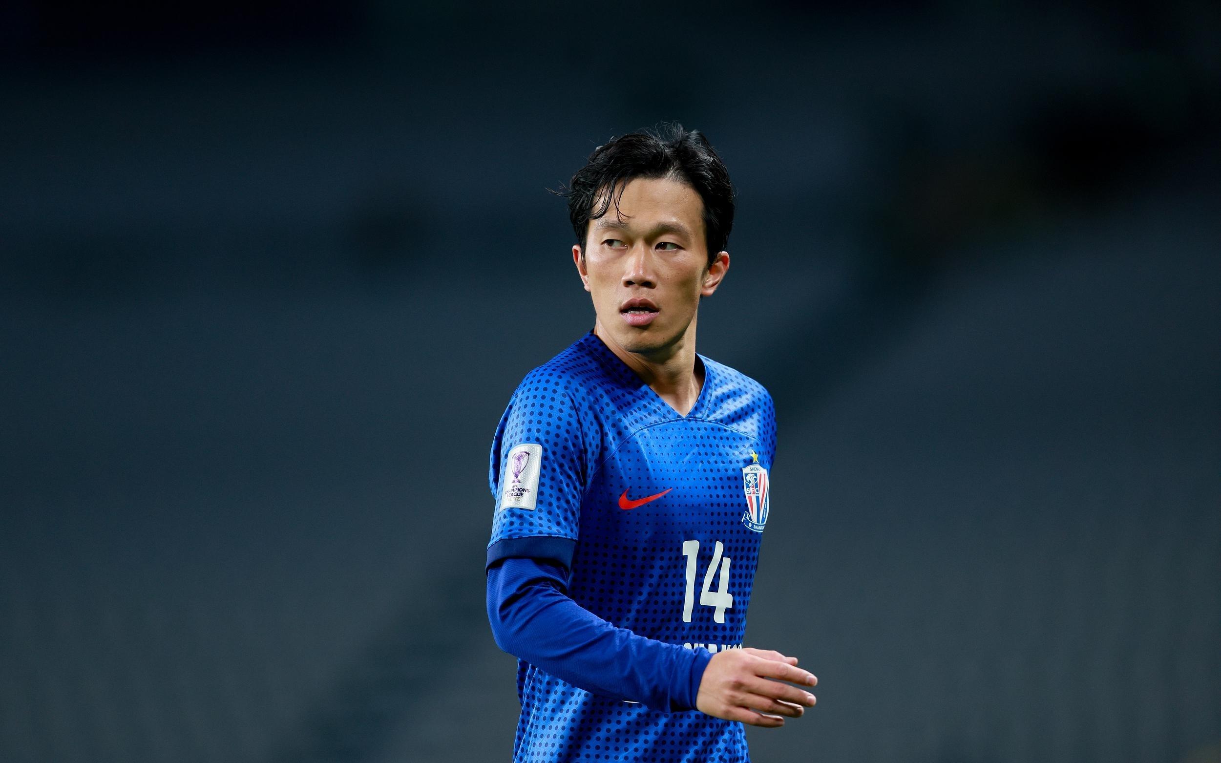 记者:于汉超、戴伟浚、谢鹏飞参加申花合练,吴曦戴面具训练