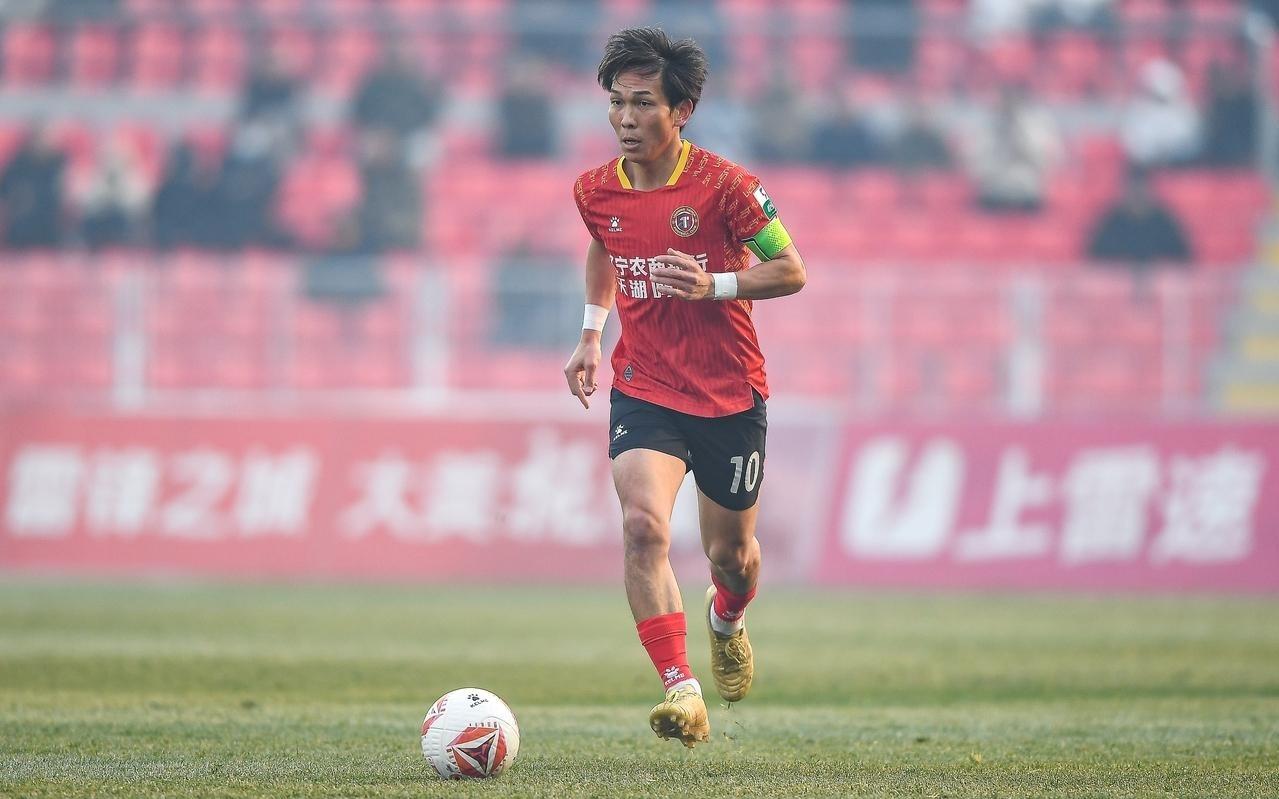 辽宁球迷放心了！邦本宜裕不走了，明年踢中超，盛赞沈阳吸引力大
