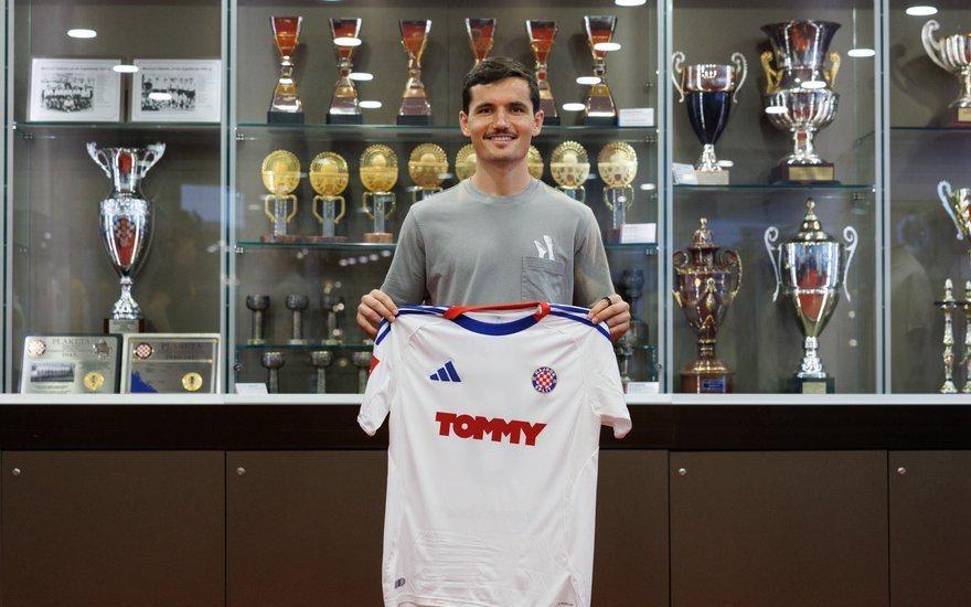 官方：瓦伦西亚中场吉利亚蒙加盟哈伊杜克，签约至2027年