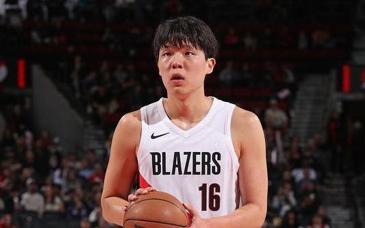 比卢普斯：杨瀚森的篮下保护很出色防守端的站位选择变得更好