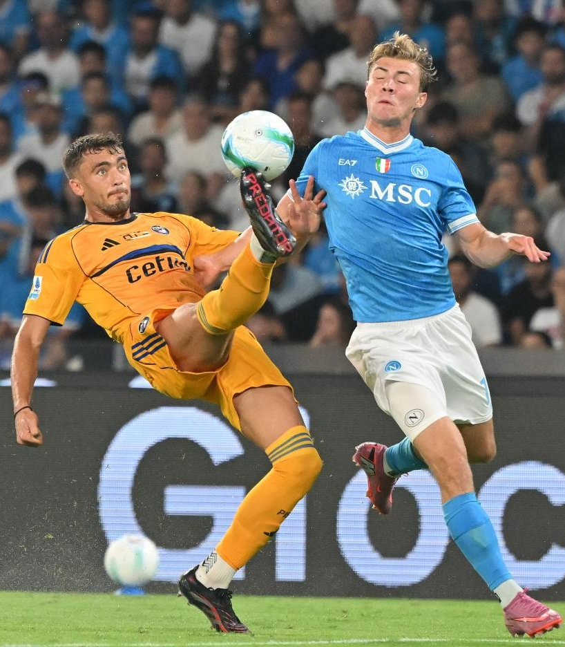 欧冠霍伊伦双响，拉什福德助攻，这个夜晚曼联又得哭了