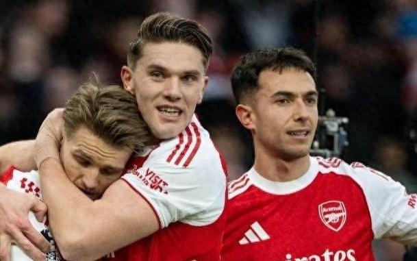 英超冠军争夺白热化！阿森纳21力克布莱顿，重夺榜首