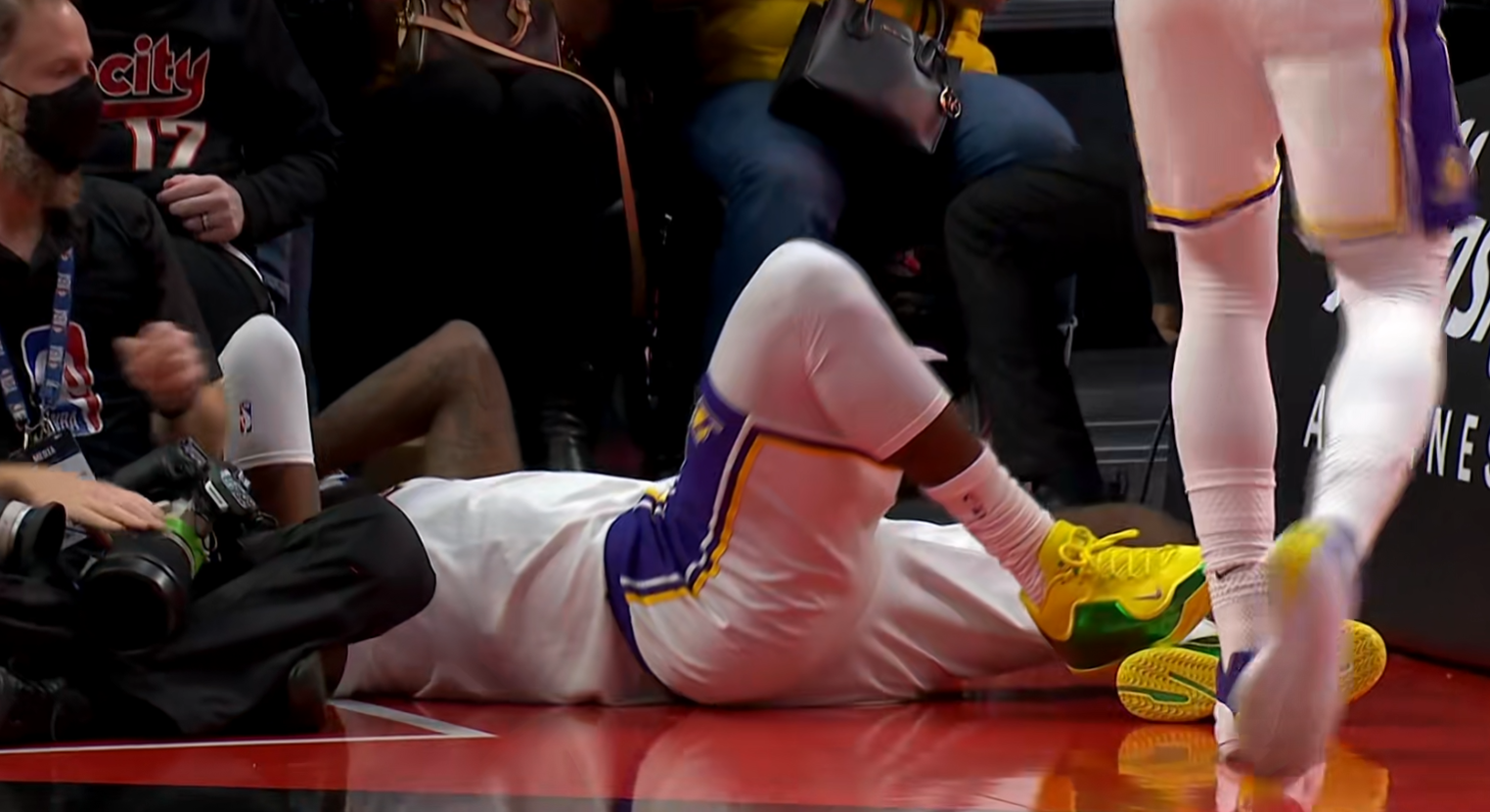 头狠狠磕到摄像机！詹皇受伤了，难怪输给开拓者，41岁老头太难了