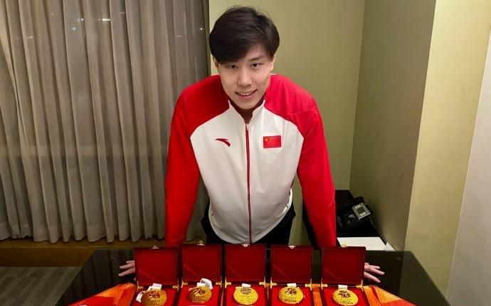 覃海洋社媒晒出5枚游泳亚锦赛金牌，祝愿家国共好