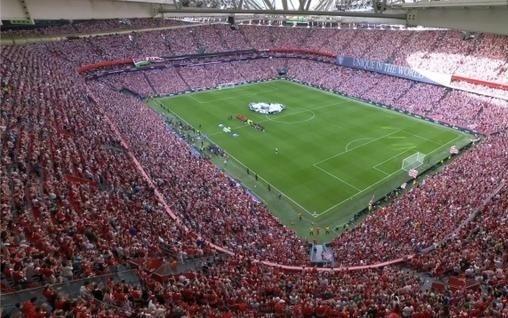 欧冠回来了毕巴vs阿森纳开打，圣马梅斯球场座无虚席声势震撼