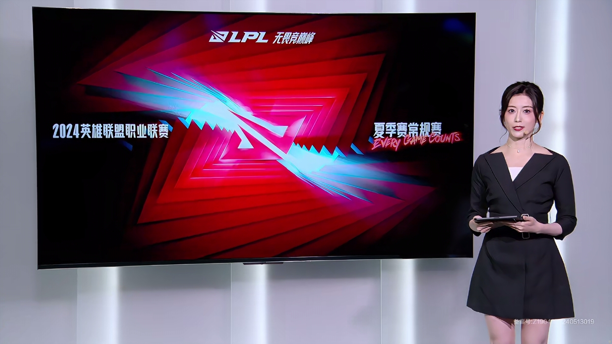 浅V连衣裙！LPL今日上海主场互动主持人张小薇，解说记得+Rita！