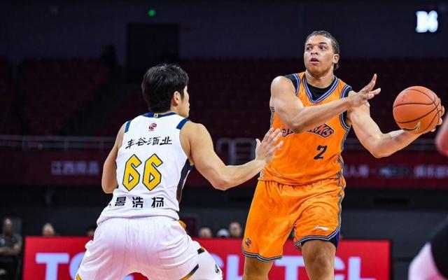 广东宏远拒绝输球！全力击败上海男篮，奎因对位张镇麟，央视直播