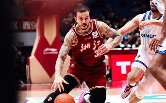 焦点之战！“刺儿头”外援又上头，连续4个低级失误，葬送了比赛