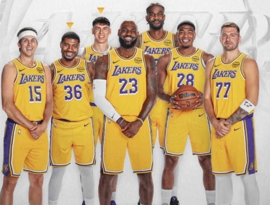 詹姆斯化身詹指导，自己不训练，积极帮助队友训练