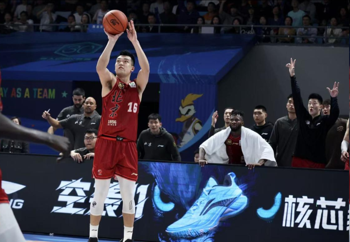 见鬼了！登场16分钟，所有数据都挂0，连犯规也是0，球迷：真混子