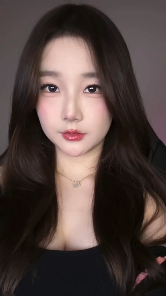 突出一个丰腴饱满解说Kitty更新视频动态：直视我眼睛