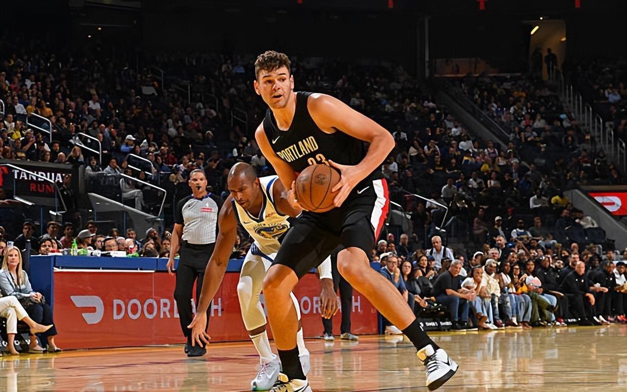 优缺点实在是太过鲜明！开拓者先发中锋的上限其实并不高