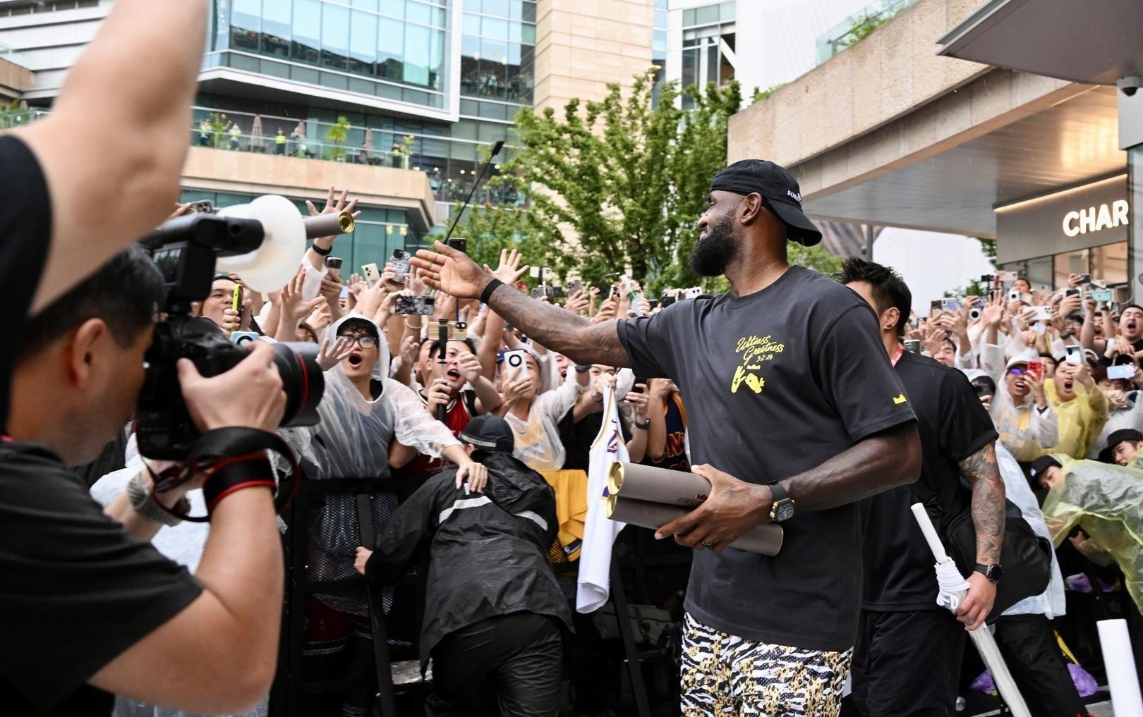 时隔十四年再次到访，勒布朗詹姆斯燃爆蓉城！他表白说：我太爱成都了