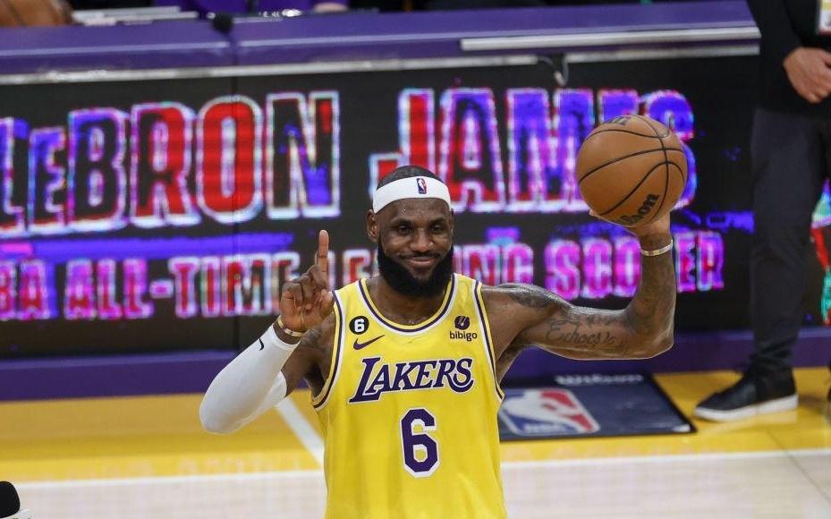 “决定二”竟是商业代言，詹姆斯拿捏了流量，“晃”了球迷