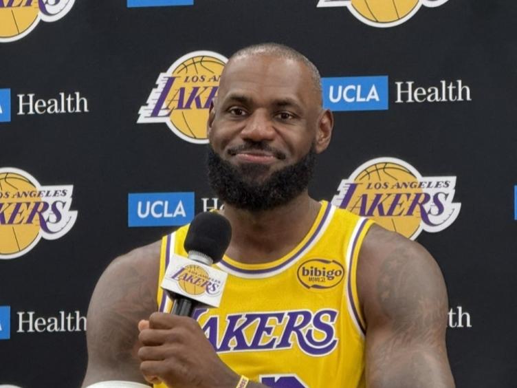 湖管松了一口气！詹姆斯谈退役时间，强调不会等二儿子冲击NBA