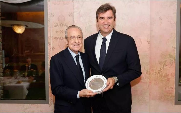 传统环节，弗洛伦蒂诺与曼城CEO索里亚诺赛前共进晚餐