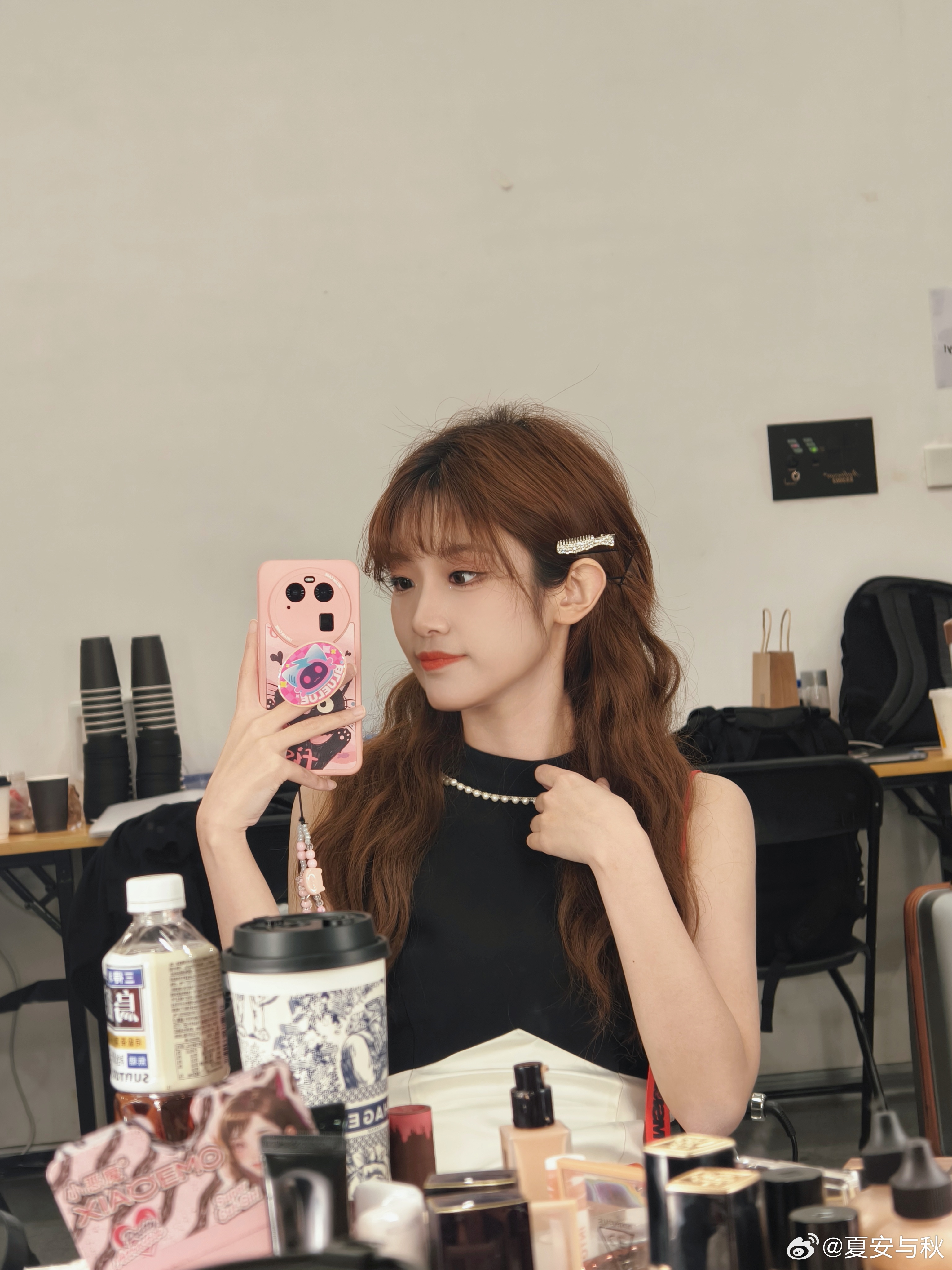 LPL女主持人夏安分享美照：在成都这几天，吃辣功力肉眼可见进步