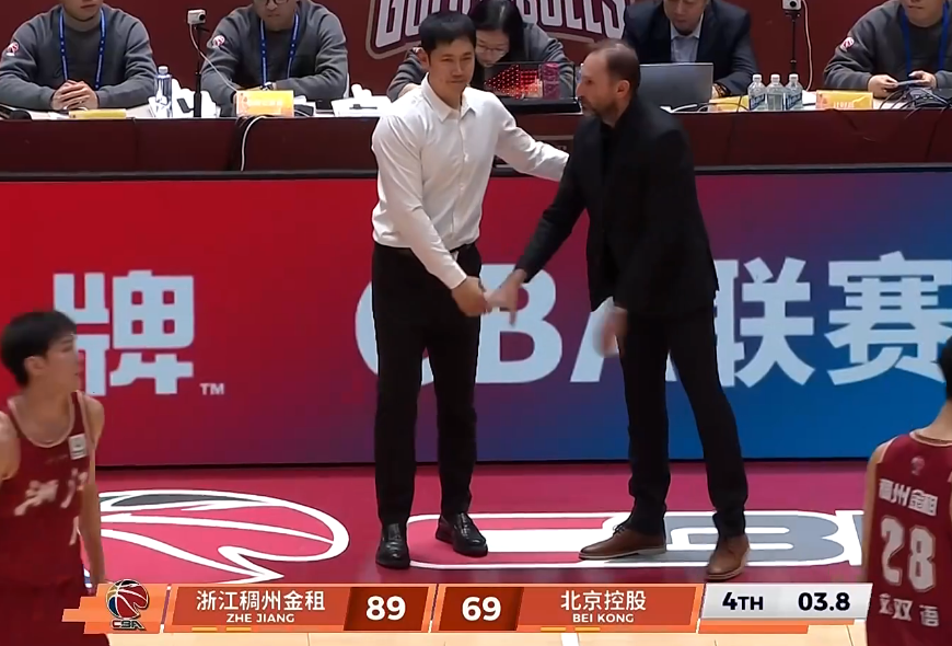 CBA土豪内部分裂队中大将遭DNP，疑似私下奚落张庆鹏水平差