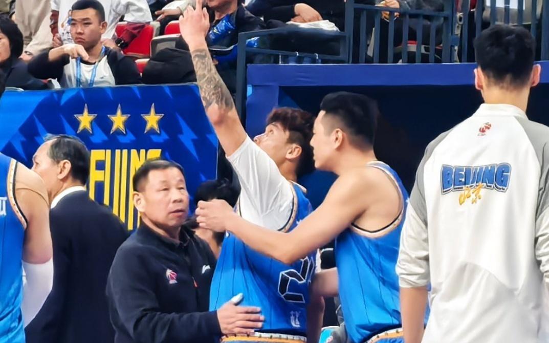 2球星伤情更新！粤记透露徐杰崴脚无大碍，京记曝赵睿赴医院检查