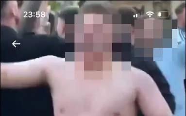 太阳报：马赛vs纽卡有球迷在厕所发生关系，后男子与警察冲突