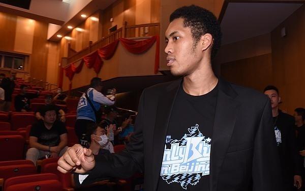 丘天结束治疗逐渐跟队训练斯佩尔曼脚部旧伤不影响比赛