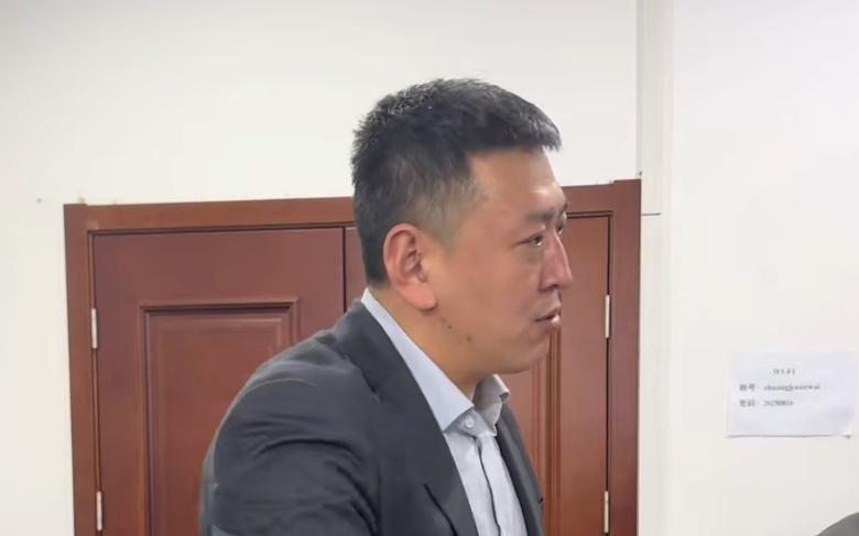 胜深圳更衣室！全员兴奋氛围极佳，汉兹领奖发懵，王世龙得金链子