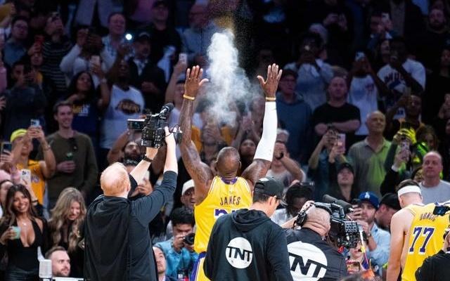 夸梅：詹皇人设承载了粉丝的自我投射詹姆斯睡白人会让他们崩溃