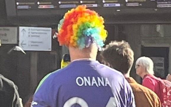 曼联跟队记者晒球迷穿奥纳纳球衣，该球迷还戴了顶小丑假发