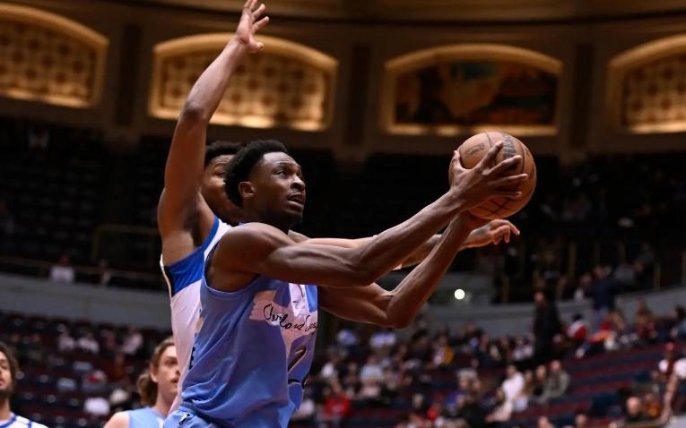 骑士裁掉了一名锋线新星，他是在防守端的能力相当突出